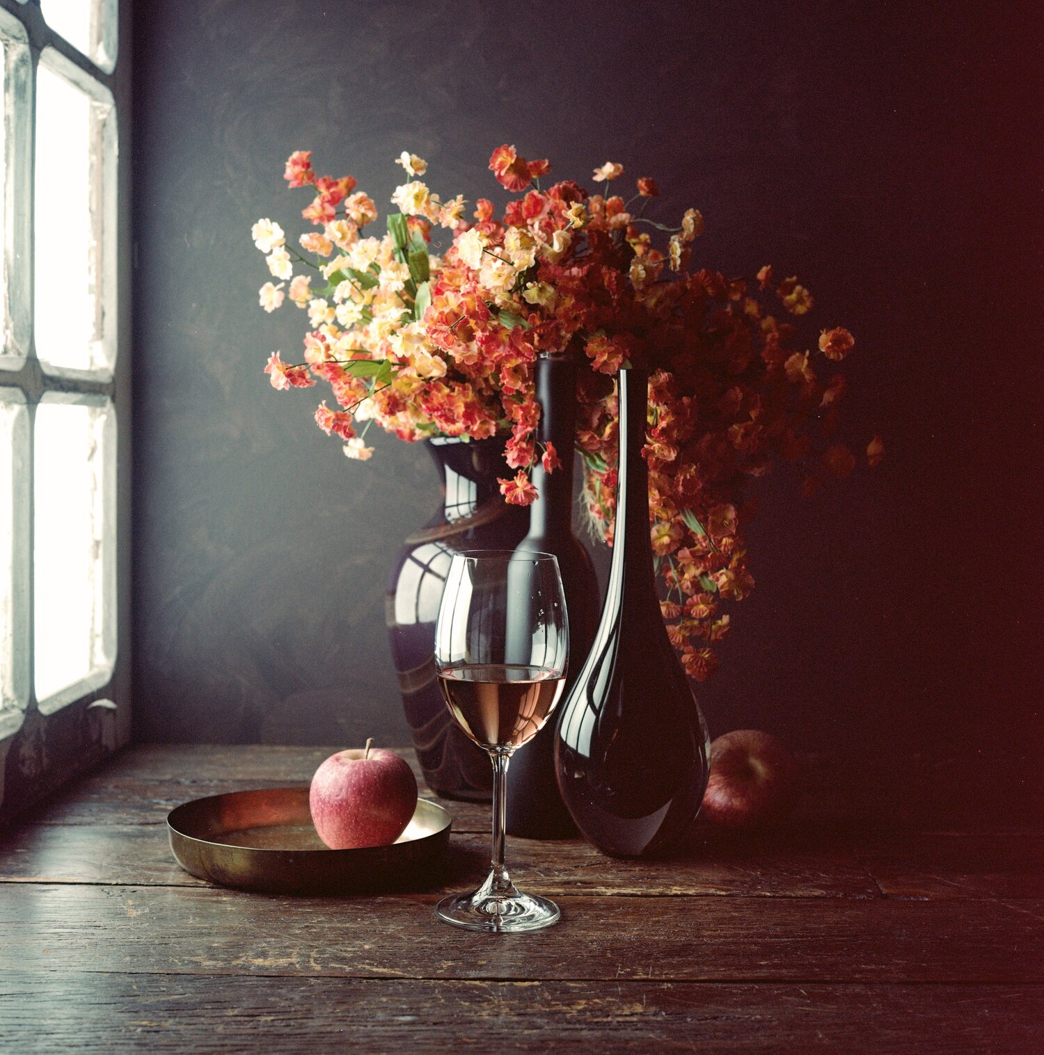 wine+rose+floral+arrangements+apples+fruits+flowers+Film+Photography+Analog+film+SLR+medium+format+slr+120mm+ektar+100+sample+photos+120+film+São+Paulo+Brazil+still+life+oil+painting